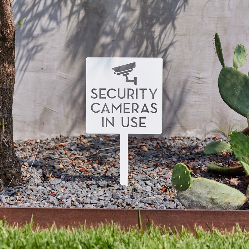 Home Yard Security - セキュリティカメラ警告サイン - 家庭およびビジネス監視抑止用の現代的な頑丈なスチール製プロパティ警告サイン
